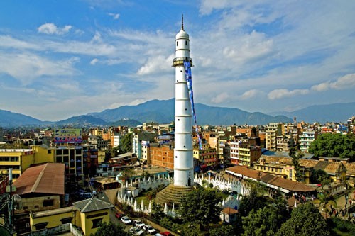 Tháp Dharahara được xây dựng năm 1832 là thắng cảnh thu hút du khách bậc nhất ở thủ đô Kathmandu. Đây là một báu vật của  đất nước Nepal. Tòa tháp màu trắng, đỉnh được ốp đồng và có một cầu thang xoắn hơn 200 bậc tam cấp. Tháp có ban công rất rộng cho phép du khách có thể phóng tầm mắt chiêm ngưỡng vẻ đẹp tự nhiên của thung lũng Kathmandu.