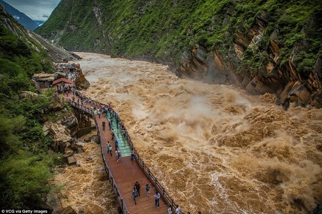 Đặc điểm chung lớn nhất của những địa điểm này đó là đẹp, độc và không nhiều người biết đến. Trong số đó, có những nơi mà xem qua ảnh không ít người cho rằng đó là sản phẩm của công nghệ chỉnh sửa, cắt ghép ảnh hiện đại ngày nay. Trong ảnh là Kim Sa Giang của Hổ Khiêu Hiệp.