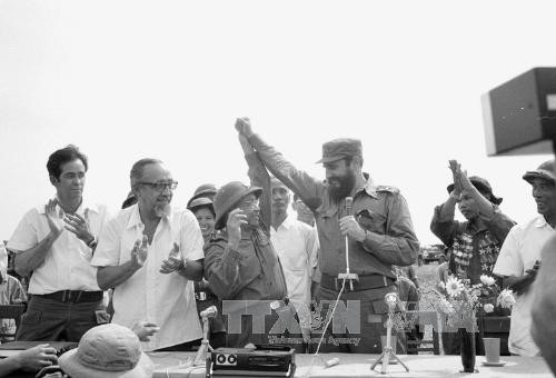  Lãnh tụ Cuba Fidel Castro và ông Trân Nam Trung, Phó Chủ tịch đoàn Chủ tịch Ủy ban Trung ương MTDTGP miền Nam Việt Nam, Bộ trưởng Bộ Quốc phòng Chính phủ Cách mạng lâm thời Cộng hòa miền Nam Việt Nam tại cuộc mít tinh của nhân dân Quảng Trị chào mừng đoàn đại biểu Cuba do đồng chí Fidel Castro dẫn đầu tới thăm vùng giải phóng.