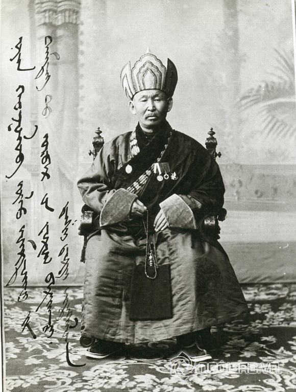 15/6/1927 là một ngày đáng nhớ đối với các học viên tại một ngôi chùa ở Buryatia mà ngày nay thuộc Nga. Đó là ngày mà người thầy của họ Dashi-Dorzho Itigilov nói rằng muốn sang thế giới bên kia. Ông yêu cầu học viên chôn cất mình sau khi qua đời và đào xác lên sau 50 năm.