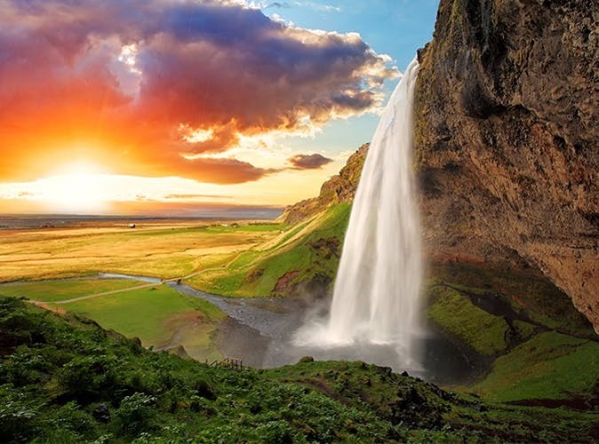 1. Thác Seljalandsfoss, Iceland: là một trong những thác nước nổi tiếng nhất ở khu vực phía nam của Iceland, Seljalandsfoss là điểm phải ghé thăm ở Iceland. Theo đánh giá đây là địa điểm thuộc top đầu trong 50  địa điểm đẹp nhất hành tinh.