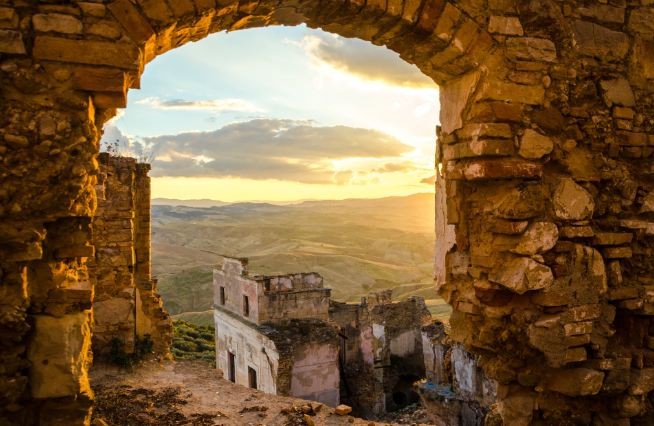  Craco, Basilica: Thị trấn trên đỉnh đồi này có niên đại từ thế kỷ thứ 11 và từng có dân số gần 2000 người. Nhưng nhiều cư dân của thị trấn đã di cư đến Bắc Mỹ vào đầu thế kỷ 20, đồng thời xảy ra vụ lở đất vào năm 1963 khiến nơi đây càng nhanh chóng trở thành vùng đất thưa người. Trận lụt lớn vào năm 1972 và trận động đất vào năm 1980 khiến cho Craco trở thành thị trấn bị bỏ hoang hoàn toàn. Theo truyền thuyết địa phương, khu vực này giờ chỉ còn là nơi trú ngụ của các hồn ma người chết trong các vụ động đất, lở đất và trận lụt lịch sử khi linh hồn của họ chưa siêu thoát được.