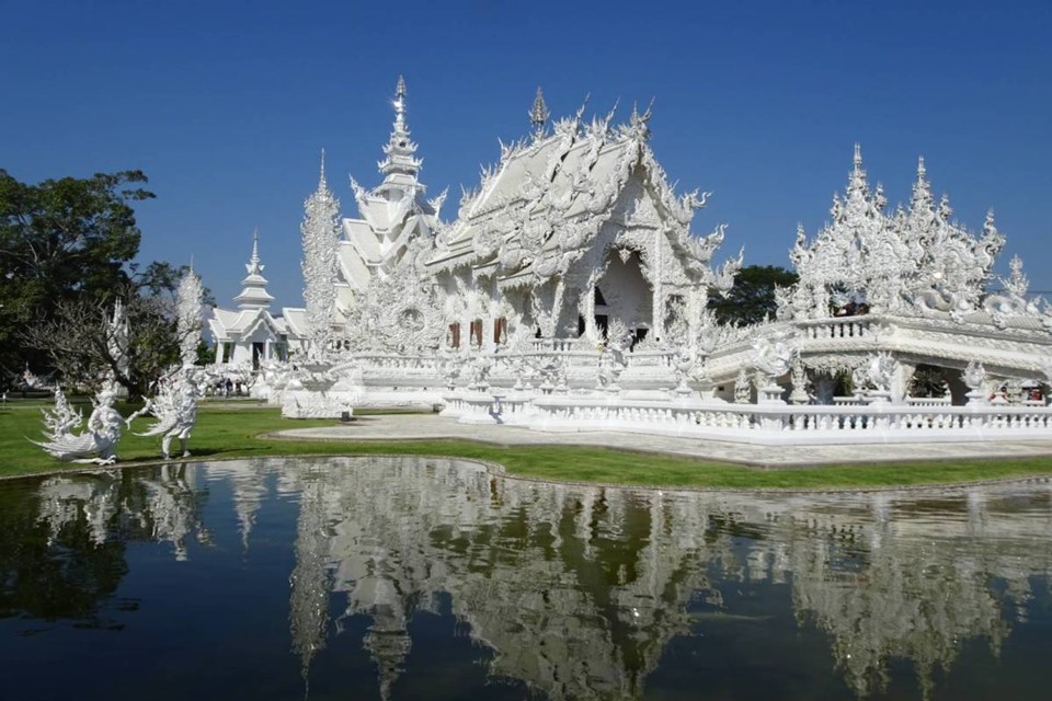 Chùa Wat Rong Khun hay còn gọi là  chùa Trắng, là ngôi chùa độc đáo với lối kiến trúc ấn tượng, nằm ở tỉnh Chiang Rai, phía bắc Thái Lan. Sáng tạo nên ngôi chùa là Chalermchai Kositpipat, họa sĩ và là một trong những kiến trúc sư giỏi nhất của Thái Lan.