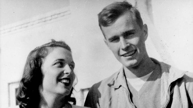  George H.W.Bush và Barbara Pierce gặp nhau lần đầu tại tiệc khiêu vũ Giáng sinh năm 1941. Chàng phi công hải quân tập sự 17 tuổi và cô nữ sinh 16 tuổi đã yêu nhau ngay từ cái nhìn đầu tiên. "Vì tôi không nhảy nên chúng tôi đã nói chuyện và làm quen. Đó là cuộc gặp gỡ như trong truyện", ông Bush viết trong cuốn tự truyện của mình, theo Newsweek. Ảnh: Getty