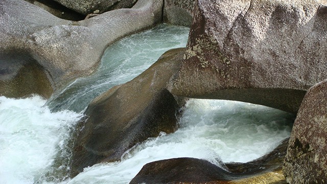  Hồ quỷ ám Devils ở thị trấn Babinda, Queensland, Úc là nơi có cảnh sắc rất ngoạn mục, thu hút nhiều du khách đến quanh năm. Tuy nhiên, xung quanh hồ nước này có vô số những câu chuyện ma ám rất đáng sợ.