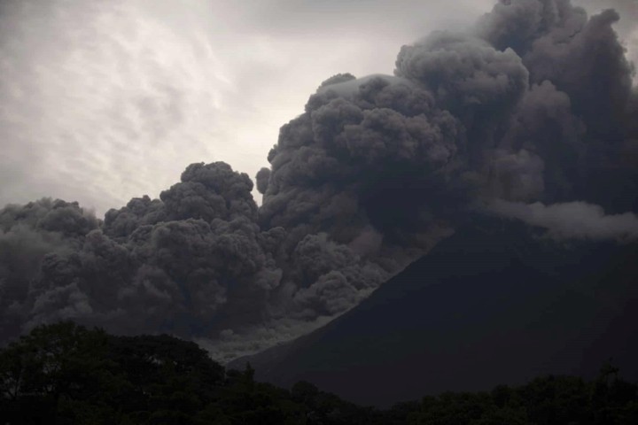 Núi lửa phun trào ở Guatemala: Ít nhất 110 người thiệt mạng cùng với ngôi làng San Miguel Los Lotes, ở sườn phía Nam của núi lửa Fuego gần như bị vùi lấp hoàn toàn sau khi núi lửa này hoạt động trở lại dữ dội nhất trong 40 năm qua vào đầu tháng 6/2018. Ảnh: AP