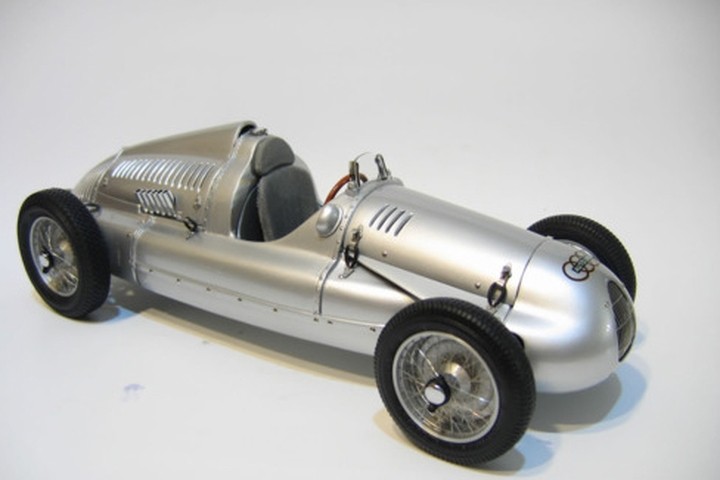 Chiếc xe đua Auto Union D-Type được sản xuất theo yêu cầu của Hitler nhằm phô trương sức mạnh và tinh hoa của ngành công nghiệp Đức. Phần lớn các xe khác đã bị phá huỷ sau khi chiến tranh kết thúc, riêng chiếc xe này "sống sót" do được mang về Liên Xô để nghiên cứu. Xe có giá 15 triệu USD.