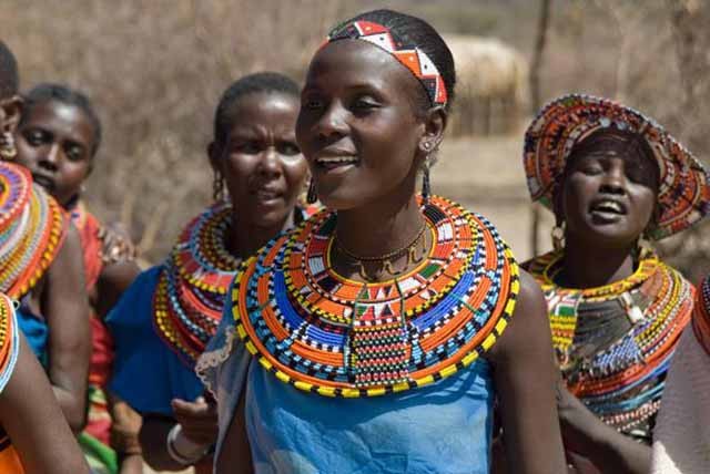 Người Maasai sống ở miền nam Kenya và phía bắc Tanzania, Đông Phi, chỉ có khoảng nửa triệu người sinh sống trong một vùng đất khô cằn vỏn vẹn 160.000km2.  Bộ tộc này thường sống theo kiểu vòng tròn, hàng rào xung quanh nhà được làm gai cây keo để ngăn sư tử tấn công gia súc. Trách nhiệm của đàn ông là xây hàng rào còn phụ nữ là xây nhà.