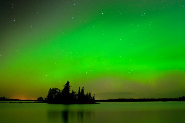  Ánh sáng bắc cực quang, Canada: Du khách có thể chứng kiến hiện tượng này tại những vùng gần Bắc Cực và Nam Cực nhất như Alaska, Greenland, Phần Lan, Norway và Canada. Thời điểm lý tưởng nhất để ngắm ánh sáng bắc cực quang là vào mùa đông hay mùa xuân.