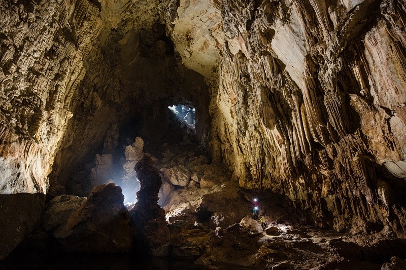  Hang Sơn Đoòng nằm trong vùng lõi của Vường quốc gia Phong Nha – Kẻ Bàng (tỉnh Quảng Bình). Đây là hang động mới được Hiệp hội nghiên cứu hang động Hoàng gia Anh khám phá và công bố là hang động lớn nhất thế giới trong năm 2009 – 2010. (Ảnh: Oxalis)