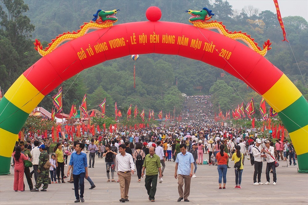  Đền Hùng: Đền Hùng cách Hà Nội khoảng 90km, thuộc xã Hy Cương (TP Việt Trì, Phú Thọ).