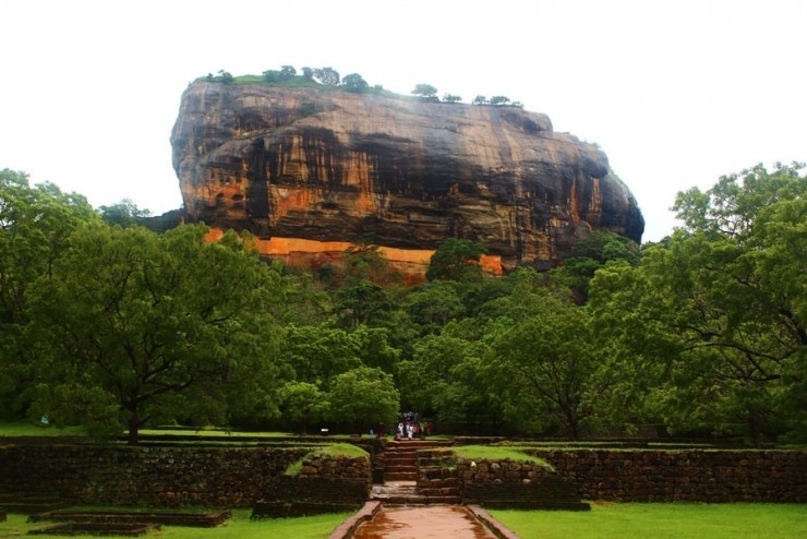 Sri Lanka: Tảng đá khổng lồ - cao 200 m từng là thủ đô trong thế kỷ thứ 5. Cung điện hoàng gia được xây dựng trên đỉnh của nó và các mặt của nó được trang trí bằng những bức bích họa đầy màu sắc dưới sự chỉ huy của Vua Kasyapa. Sau đó tảng đá này được sử dụng như một tu viện Phật giáo.