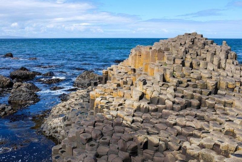 Giant's Causeway (Ireland): Giant's Causeway trên bờ biển phía đông bắc Ireland có lẽ là địa điểm du lịch nổi tiếng với các cột đá bazan nhất thế giới. Tại đây, khoảng 40.000 cột đá bazan đã tạo thành những bậc thang kỳ lạ dọc bờ Đại Tây Dương. " Phiên bản gành đá đĩa" này được UNESCO công nhận là Di sản Thế giới.