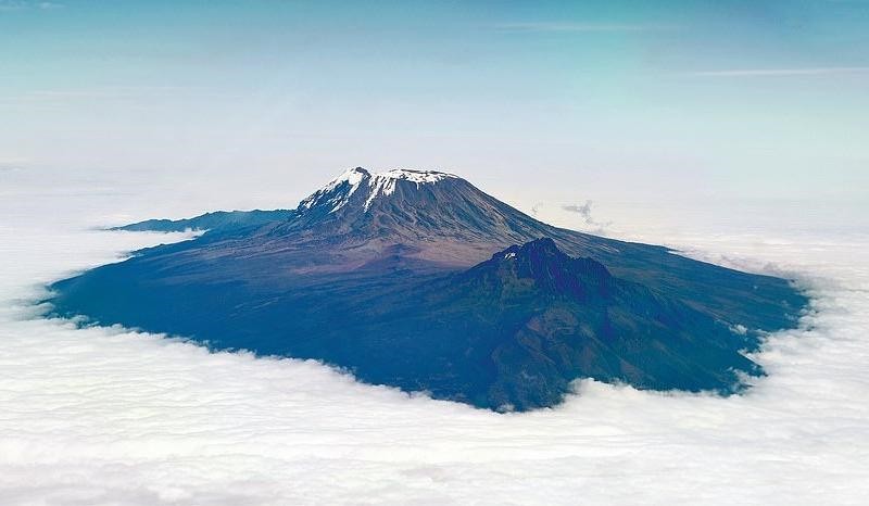 1. Kilimanjaro (Tanzania): Nằm ở Nam Phi, trên vùng đồng cỏ Sabana rộng lớn của Tanzania, Kilimanjaro là một trong 7 ngọn núi cao nhất thế giới, thách thức những người đam mê khám phá tới đây chinh phục. Đứng đầu danh sách, leo núi Kilimanjaro được mệnh danh là  cuộc phiêu lưu vĩ đại nhất thế giới. Ảnh: Daily Mail.