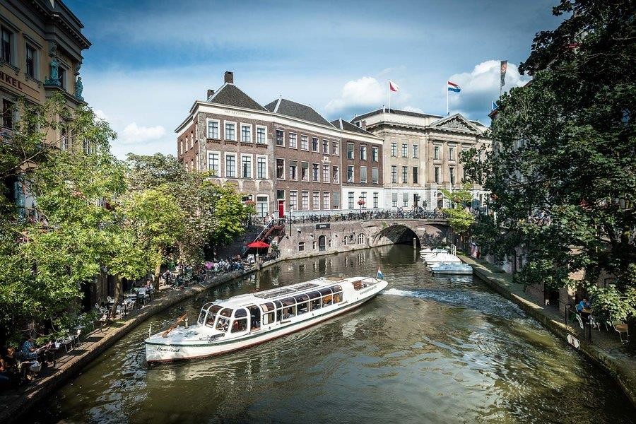 1. Utrecht, Hà Lan: Du thuyền trên con kênh hơn 200 tuổi sẽ mang đến cho bạn một các nhìn mới về thành phố. Trước đây, người dân địa phương xây nhà trên con kênh này để phục vụ cho việc buôn bán. Ngày nay, những ngôi nhà đó đã trở thành một trong các nhà hàng thu hút khách du lịch nhất thành phố. Bạn có thể đi dọc con kênh và thăm thú các nhà hàng bằng thuyền theo tour, ca nô hay chèo kayak... Ảnh: Stefano Oppo.