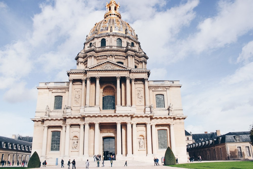 Chỉ cần mua vé vào điện Invalides, bạn có thể ghé thăm nhà thờ Dôme Des Invalides, và bảo tàng quân sự quốc gia Pháp.