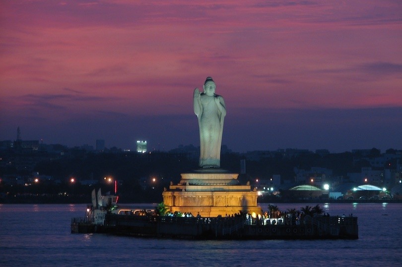  10. Tượng Phật Hussain Sagar: Bức tượng Phật nằm giữa hồ nước nhân tạo ở thành phố Hyderabad, là một trong những bức tượng Phật nổi tiếng nhất Ấn Độ. Bức tượng cao 17 m (56 ft) và nặng 320 tấn. Đó là bức tượng đá nguyên khối lớn nhất ở Ấn Độ được điêu khắc bởi một nhóm nghệ nhân. Đáng tiếc, trong lúc dựng bức tượng lên năm 1992, bức tượng bị lật và rơi xuống hồ, khiến 8 công nhân tử vong. Sau đó, chính phủ đã cho vớt và khôi phục lại chiều cao và hình dáng của bức tượng.