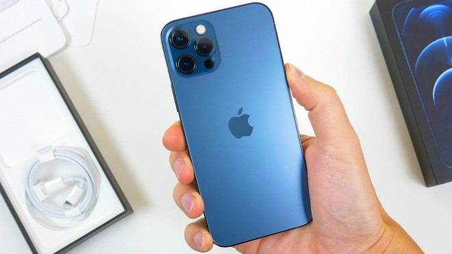  iPhone 12 Pro Max đang được bán chính hãng với giá 28,5-29,5 triệu đồng cho phiên bản 128 GB. Đây là con số khá cao cho mẫu smartphone ra mắt từ năm 2020. So với bản tiền nhiệm, iPhone 12 Pro Max không có nhiều thay đổi lớn. Máy chủ yếu được nâng cấp camera, chip xử lý, mạng 5G và thiết kế 4 cạnh vuông. Ảnh: TechDaily/YouTube.