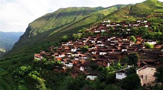 Ngôi làng nằm trên một tảng đá (Vân Nam). Ở tỉnh Vân Nam, thành phố Lệ Giang, có một  ngôi làng gồm 108 gia đình sinh sống trên một tảng đá hình nấm khổng lồ. Nằm sâu trong khe núi bên sông Kim Sa, làng đá Bảo Sơn được xây dựng vào đầu triều đại nhà Tống.