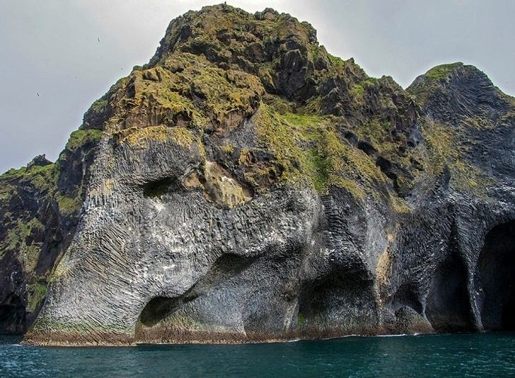 Tảng đá hình con voi tuyệt đẹp ở Iceland. Dù là nhìn từ góc nào, khách du lịch cũng có thể nhìn rõ ràng hình dạng của một chú voi khổng lồ, với tỷ lệ cơ thể hoàn hảo, đu vòi, tai, mắt, chân. Đây là một trong những  kiệt tác hoàn hảo của thiên nhiên khiến con người không khỏi xuýt xoa khen ngợi.