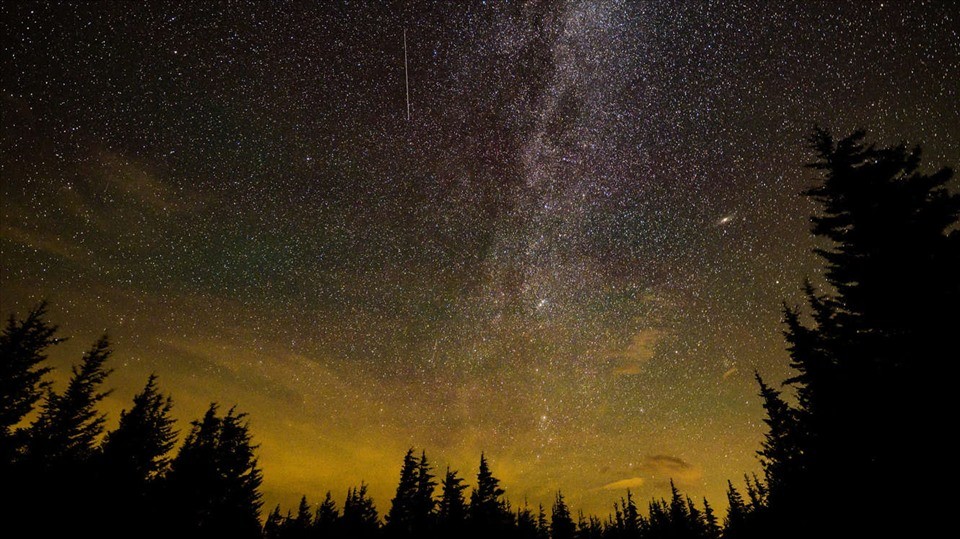  Mưa sao băng Perseid 2021 đã mang tới những hình ảnh đẹp mắt cho người yêu thiên văn khắp thế giới khi đạt cực đại trong đêm 12/8. Mưa sao băng Perseid được tạo ra khi Trái đất đi qua tàn tích của sao chổi Swift-Tuttle, những mảnh nhỏ của sao chổi đã trút xuống Trái đất. Space.com đã chia sẻ những bức ảnh đẹp nhất về mưa sao băng Perseid 2021, một trong những màn trình diễn sao băng thường niên đẹp nhất. Ảnh: Vệt sao băng Perseid cắt ngang bầu trời phía trên Spruce Knob, Tây Virginia, Mỹ, được nhiếp ảnh gia NASA Bill Ingalls chụp được hôm 8.8. Nguồn: NASA