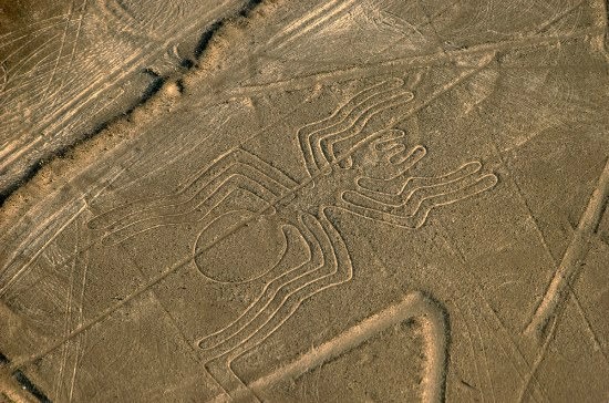  Những hình vẽ trên cao nguyên Nazca – Peru. Sa mạc khô cằn rộng khoảng 500 km2 giữa hai thị trấn Nazca và Palpa ở Peru xuất hiện hơn 300 bức vẽ hình các con vật như chim ruồi, khỉ, nhện, thằn lằn, mê trận, người hoặc những dạng hình học có niên đại 1.000 năm trước công nguyên hoặc lâu hơn.