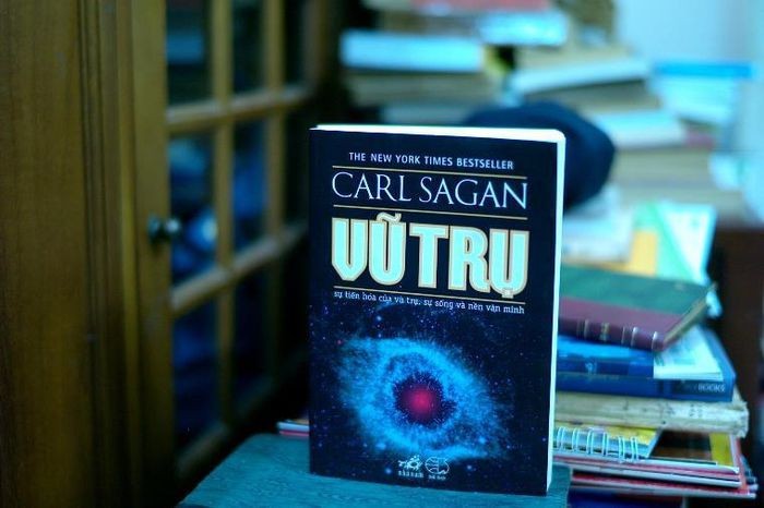  "Vũ trụ" là cuốn sách của nhà thiên văn học Carl Sagan. Sách gồm 13 chương, kể về quá trình 15 tỷ năm tiến hóa của vũ trụ đã biến đổi vật chất thành sự sống, ý thức. Tác giả đưa người đọc vào một chuyến du hành, khám phá những điều to lớn như thiên hà, đến thế giới vi mô như vi khuẩn trên Trái Đất. Với văn phong hấp dẫn, sách lôi cuốn nhiều bạn đọc, được một số giải thưởng, đứng trong danh sách best-seller trên Publishers Weekly 50 tuần, danh sách best-seller của New York Times 70 tuần. Ảnh: Nhã Nam.