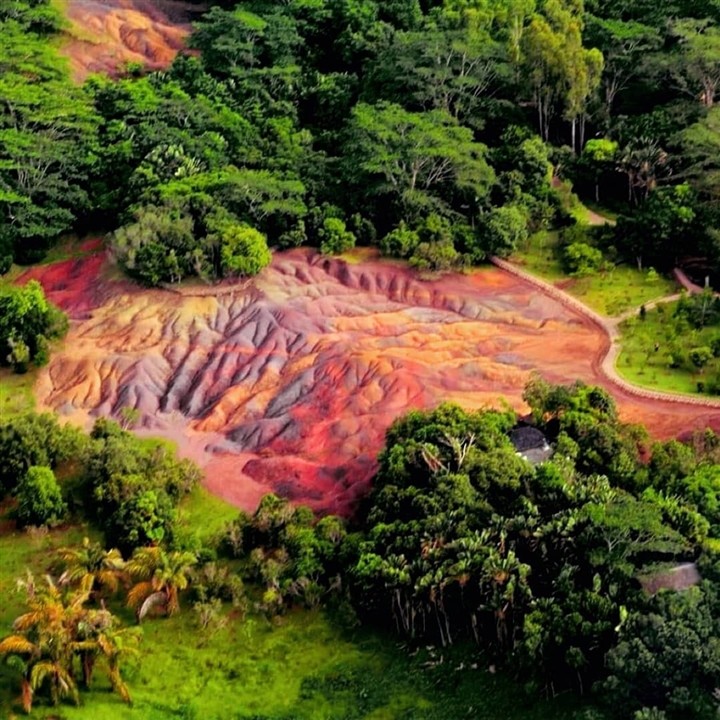  Địa danh Seven Coloured Earth nằm gần ngôi làng Chamarel, đảo quốc Mauritius, miền Tây Nam Ấn Độ Dương được biết đến bởi những dải đất và đụn cát với những sắc màu độc đáo: màu nâu đỏ, tím, xanh lá cây, xanh dương, tím và màu vàng. (Ảnh: Chamarel 7 Coloured Earth Geopark)