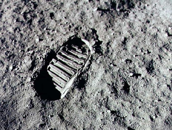 Phi hành gia Neil Armstrong là người đầu tiên đặt chân lên  Mặt Trăng vào ngày 20/7/1969. Trong ảnh: Dấu giày đầu tiên của con người trên bề mặt Mặt Trăng.