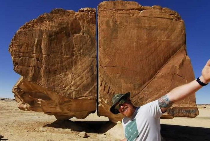 1. Al Naslaa Rock Formation, Ả Rập Saudi. Sự hình thành của tảng đá Al Naslaa đánh đố cả những du khách dày dạn kinh nghiệm. Tảng đá khổng lồ này vừa hầu như không có điểm tiếp xúc với mặt đất vừa có một vết nứt thẳng tắp giữa thân, như được tạo ra bởi tia laser. Và không ai biết điều gì đã thực sự xảy ra ở  công trình kỳ bí này.