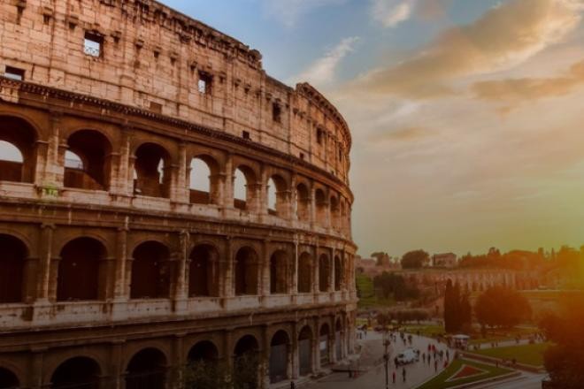 Thủ đô Rome của Italy còn được biết đến với tên gọi "Thành phố vĩnh cửu". Tên gọi này xuất phát từ niềm tin mãnh liệt của người La Mã thời xưa cho rằng thành phố này sẽ trường tồn suốt với thời gian dù trải qua nhiều biến cố lớn. Theo một truyền thuyết cổ xưa, thủ đô Rome của Italy được lập thành vào năm 753 trước Công nguyên bởi Romulus - vị vua đầu tiên của người La Mã. Trong suốt hơn 700 năm từ thế kỷ thứ nhất đến thế kỷ thứ 7, Rome trở thành trung tâm quyền lực ở châu Âu. Quả thật, cho tới ngày nay, Rome là một trong những thủ đô lâu đời nhất của thế giới.