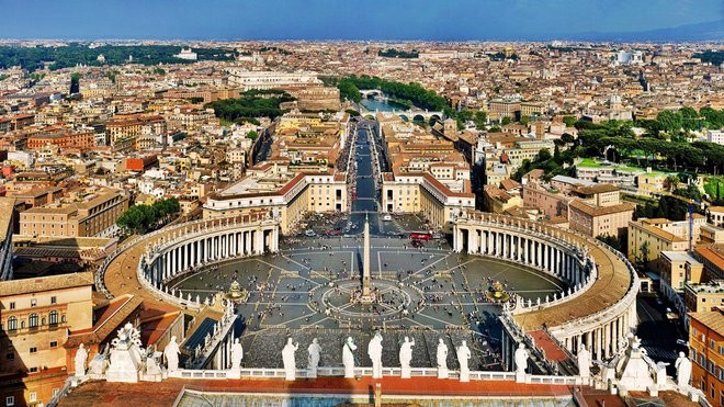  Thành Vatican là quốc gia nhỏ nhất thế giới với diện tích 0,44 km2. Theo The Travel, với diện tích siêu nhỏ, chúng ta chỉ mất 15 phút đi bộ là có thể đi hết Vatican.