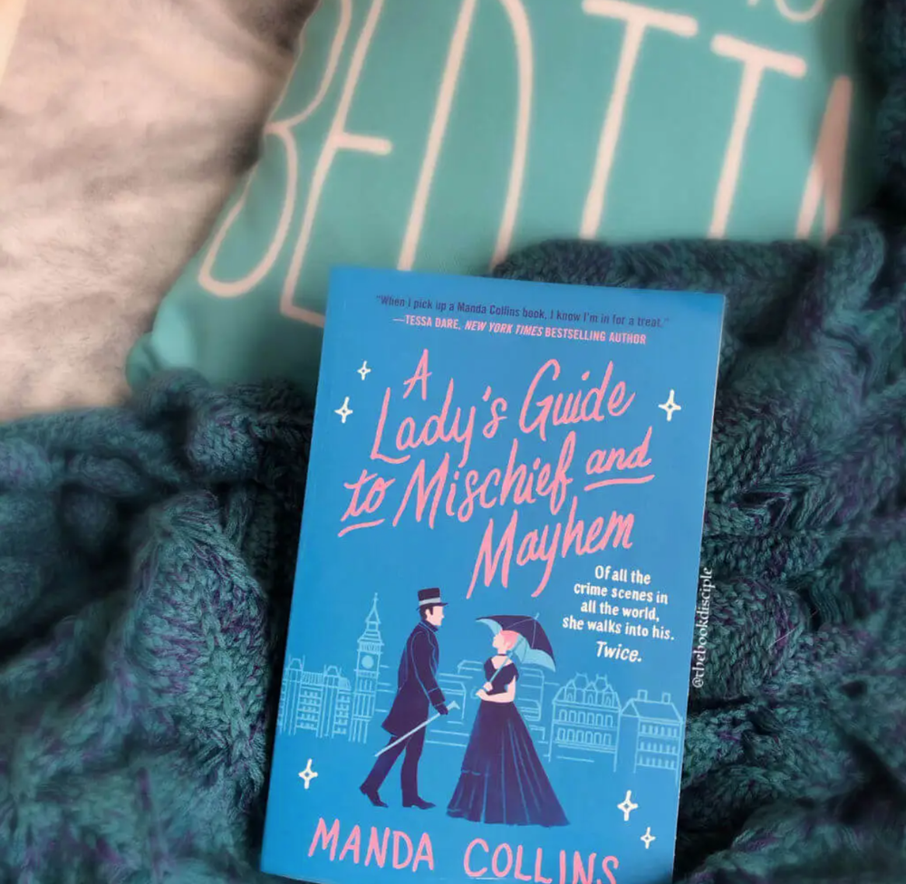 A Lady's Guide to Mischief and Mayhem (tác giả Manda Collins) là câu chuyện mang cả màu sắc trinh thám, đôi nét lãng mạn và cả sắc thái bí ẩn trong nội dung tác phẩm. Bối cảnh diễn ra ở Anh vào thế kỷ 19, sau nhiều nỗ lực, cảnh sát đã bắt giữ được một nghi phạm giết người chuyên nhắm vào phụ nữ. Tuy nhiên nhà báo Lady Katherine Bascomb lại nghi ngờ rằng họ đã bắt sai người. Cuối cùng, cô đã phối hợp cùng thám tử Andrew Eversham quyết tâm tìm kẻ giết người thực sự. Ảnh: The Book Disciple.