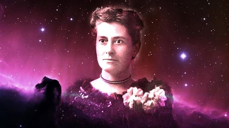  Williamina Fleming (1857-1911) là người gốc Scotland. Năm 19 tuổi, bà cùng chồng di cư sang Mỹ và sinh sống tại Boston, Massachusetts. Sau đó, bà bị chồng bỏ rơi ngay khi vừa mang thai đứa con đầu lòng.