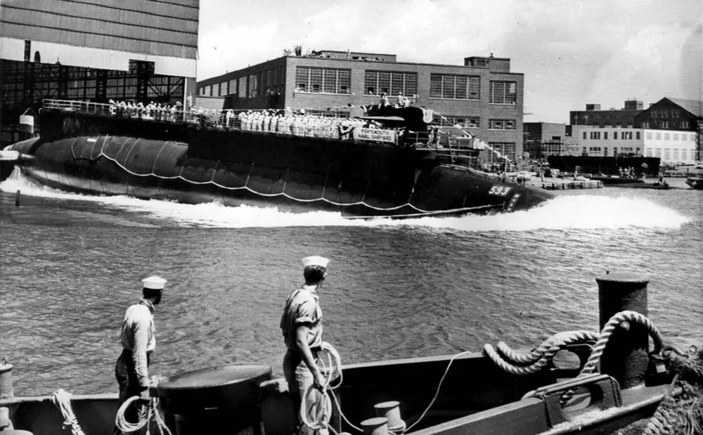 SS Thresher: Ngày 9/4/1963, tàu SS Thresher của Hải quân Mỹ đang thử lặn xuống ở ngoài khơi Mũi Cod để kiểm tra độ sâu. Trong quá trình đó, tàu mẹ nhận được thông tin tàu ngầm gặp “sự cố nhỏ” vào lúc 9h17, lần liên lạc cuối. Ảnh: Portsmouth Herald.