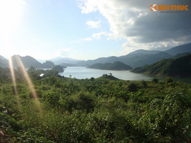 Nằm cách Hà Nội khoảng hơn 90km về phía Tây Nam, địa danh Thung Nai thuộc huyện Cao Phong tỉnh Hòa Bình là tác phẩm tuyệt vời của thiên nhiên, là sự kết hợp hài hòa giữa sông và núi.