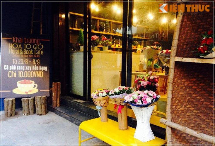 Nằm trên con phố Hàng Vôi thanh bình, quán café Hoa 10 giờ là địa điểm thân thuộc với những bạn trẻ mê văn hóa đọc sách và yêu thích tìm hiểu, ngắm hoa.