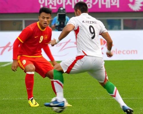 Sau U19, đến lượt U23 làm khán giả, người yêu bóng đá Việt Nam nức lòng. Trận ra quân tại ASIAD 17 gặp U23 Iran thực sự là một điều bất ngờ đáng tự hào. Trái với nhiều đánh giá ban đầu rằng U23 Việt Nam khó có cửa thắng, đội bóng của chúng ta lại chơi hoàn toàn khác và giành chiến thắng đậm 4-1 trước sự ngỡ ngàng của khán giả nhà.