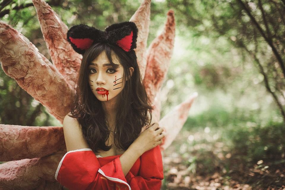  Lễ hội hóa trang của Học viện Báo chí và Tuyên truyền (Hà Nội) năm nay mang chủ đề "Fantastik Halloween" và là năm thứ 10 được tổ chức liên tiếp. Hưởng ứng lễ hội này, cuộc thi ảnh "dọa ma" được tổ chức với nhiều tác phẩm ấn tượng. Trong ảnh, nữ sinh Bùi Thị Minh Phương lớp Chủ Nghĩa Xã Hội Khoa Học - K34, hóa thân "ảo diệu" trong bức ảnh "Hồ ly khát máu".