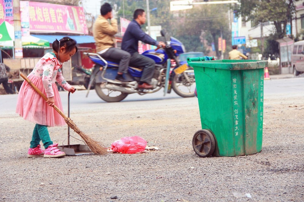 Theo Shanghaiist, do cha mẹ đi làm xa nên cô bé Xia Meiling, 5 tuổi hiện phải sống cùng với bà tại huyện Long Hồi, Thiệu Dương, tỉnh Hồ Nam, Trung Quốc. Còn nhỏ nhưng cô bé đã biết làm nhiều việc vặt để giúp đỡ bà của mình.