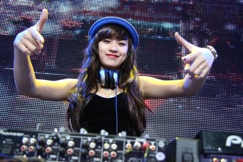 Nữ DJ Việt khoe sắc bên bàn mix làm điên đảo dân mạng