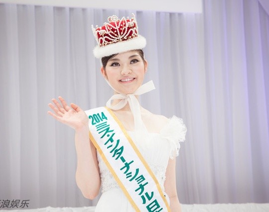 Tân Hoa khôi Hoa hậu Quốc tế Nhật Bản - Miss International Japan 2014 là Rira Hongo, 18 tuổi. Dù mới đăng quang nhưng Rira Hongo lại bị nhiều người chê bai, cho rằng cô không xứng đáng bởi ngoại hình, khuôn mặt có có quá nhiều nét xấu xí. Ảnh: Sina.