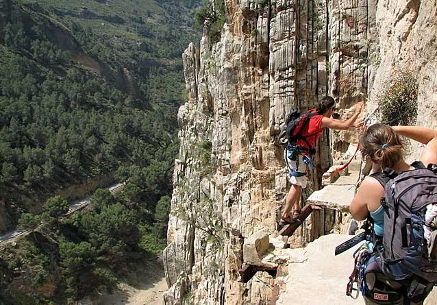 El Caminito del Rey là con đường mòn nguy hiểm nhất thế giới, nằm cheo leo, uốn lượn dọc theo tường của vách núi El Chorro, gần Álora, miền Nam Tây Ban Nha. "Con đường tử thần" này được xây dựng bằng bê tông trên độ cao trên 300 feet (gần 100m) từ năm 1901 nhưng đến nay đã bị xói mòn gần hết và là một thử thách rất lớn với những vị khách du lịch, dân phượt ưa mạo hiểm.