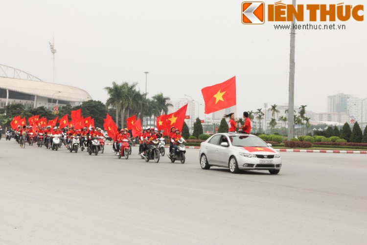 13h chiều nay, Hội cổ động viên Việt Nam (VFC) đã tổ chức một cuộc diễu hành lớn với gần 200 thành viên tham dự. Các thành viên VFC tập trung tại cổng sân vận động Mỹ Đình và bắt đầu cuộc diễu hành với màu cờ Tổ quốc rực rỡ.