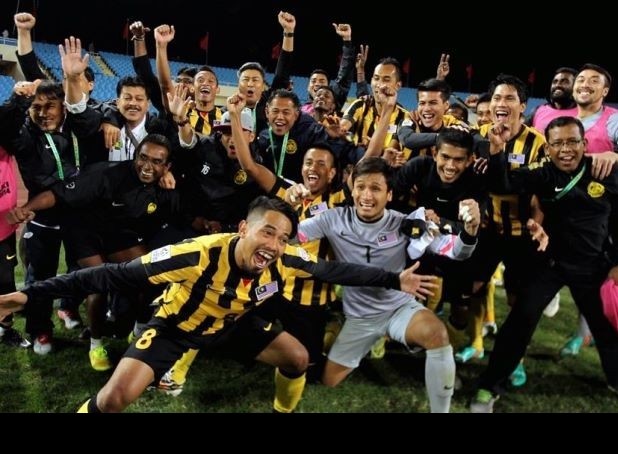 Sau trận bán kết AFF Cup diễn ra trên sân Mỹ Đình tối qua, các cầu thủ, CĐV Malaysia dĩ nhiên là những người vui nhất. Họ đã nỗ lực làm được những điều kỳ diệu trên sân khách với trận thắng 4-2 trước đội chủ nhà Việt Nam.