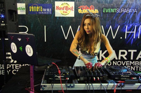 DJ Leng Yein (Lâm Vân - tiếng Hoa) là người đứng đầu trong danh sách 10  nữ DJ gợi cảm nhất châu Á của trang Edmdroid. Nữ DJ số một Malaysia từng gây tiếng vang lớn trong khu vực nhờ tài năng chơi nhạc cũng như hình tượng sexy này thường xuyên xuất hiện trên các tạp chí sắc đẹp. 