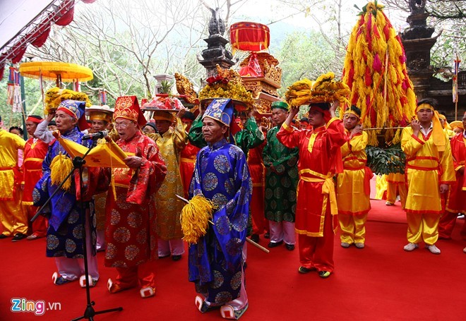  Lễ hội đền Gióng, huyện Sóc Sơn (Hà Nội) như thường lệ diễn ra từ mùng 6 đến 8 tháng giêng âm lịch. Hội Gióng được tổ chức để tưởng nhớ Thánh Gióng, vị anh hùng đánh thắng giặc Ân, đem lại thái bình cho đất nước.