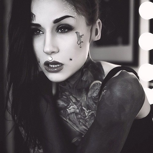 Monami Frost là một người mẫu xăm mình gốc Latvia rất nổi tiếng. Cô được biết đến là một "con nghiện xăm mình", dám phủ đen kịt cả hai cánh tay của mình chỉ vì quan điểm coi màu trắng, khoảng trống trên da thịt là những thứ rất nhàm chán.