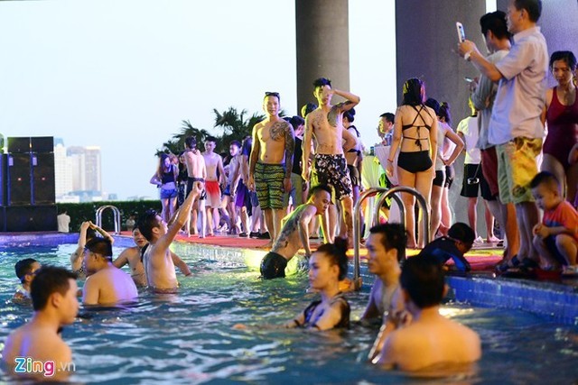 Thời gian gần đây, các buổi tiệc bơi - pool party liên tục được tổ chức tại các thành phố lớn như Hà Nội, TP HCM, Hải Phòng... hấp dẫn một số lượng vừa phải các bạn trẻ yêu sự sôi động, tươi mới và cảm giác "quậy tới bến".