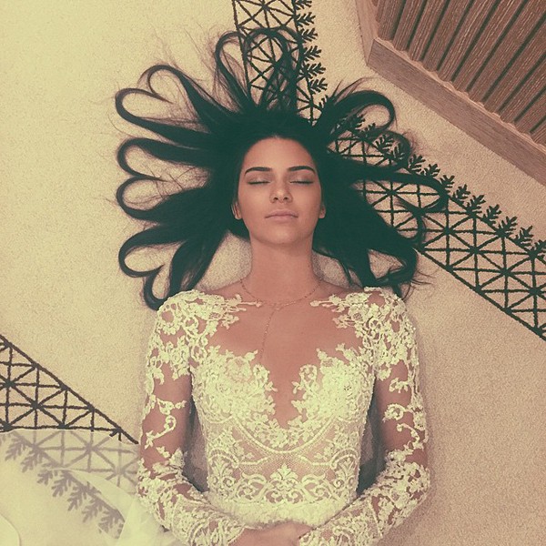 Kendall Jenner là người mẫu, ngôi sao rất nổi tiếng người Mỹ. Trang cá nhân trên Instagram của cô nàng có đến cả triệu người theo dõi, cũng chính vì vậy, Kendall luôn có những bức ảnh với số lượt like không tưởng khiến ai thấy cũng phải kinh ngạc. Mới đây bức ảnh khoe tóc hình trái tim đã giúp Kendall Jenner phá kỷ lục của người chị Kim "siêu vòng ba" với tổng số hơn 2,6 triệu lượt like, trở thành bức  ảnh nhiều like trên Instagram nhất trên thế giới.